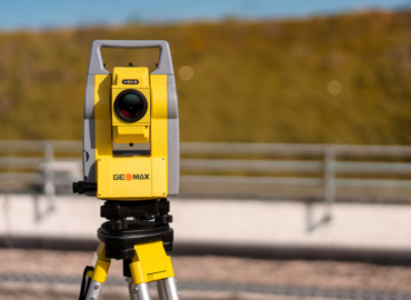 Ini Perbedaan Robotic Total Station dan Manual Total Station