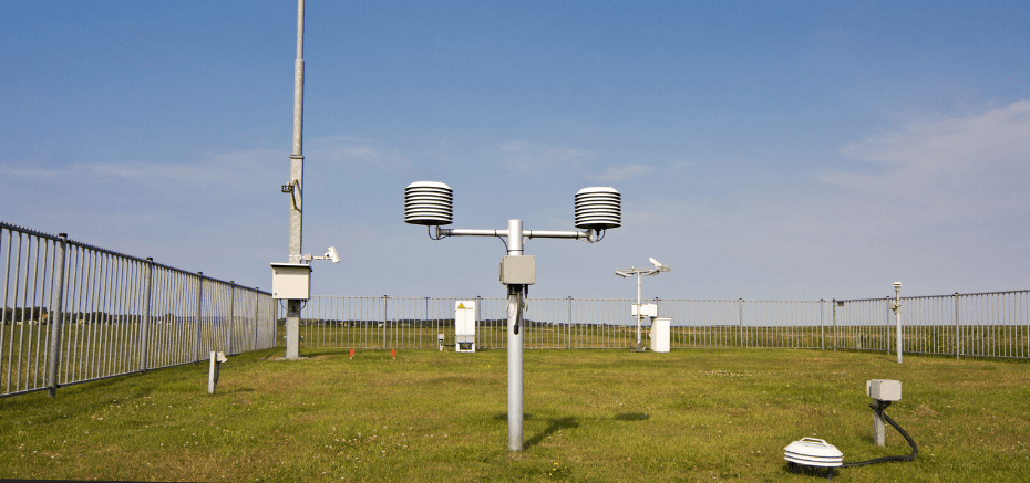 Memilih Automatic Weather Station Yang Sesuai Kebutuhan | automatic weather station di sebuah ladang 