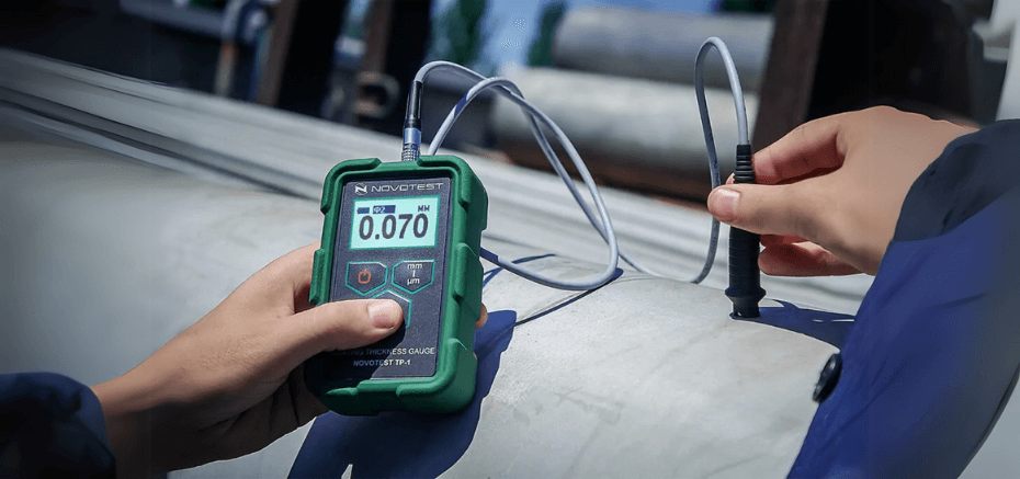 menguji lapisan cat pada pipa di area laut menggunaakn coating thickness gauge 